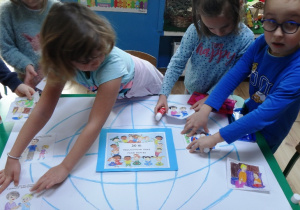 Dzieci tworzą plakat o prawach dziecka
